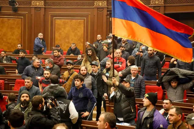 У Єревані протестувальники увірвалися в парламент