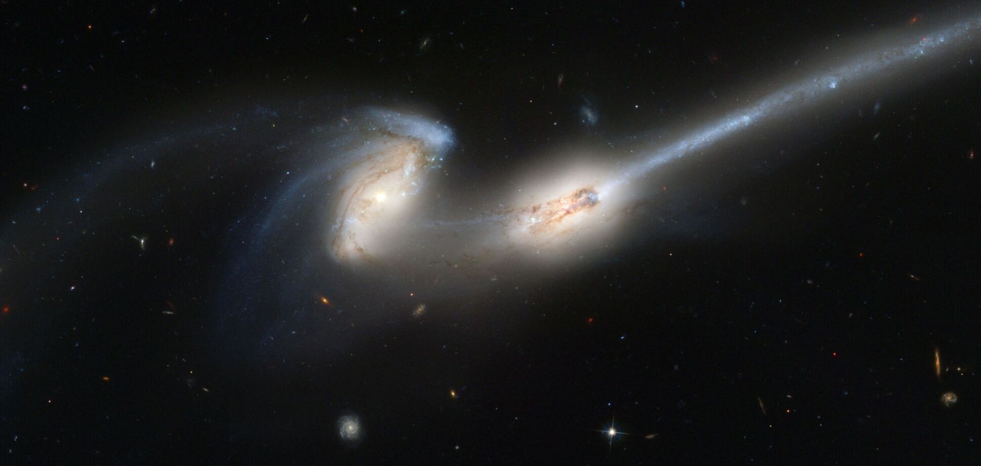 Ученые NASA cфотографировали отдаленную галактику-дугу