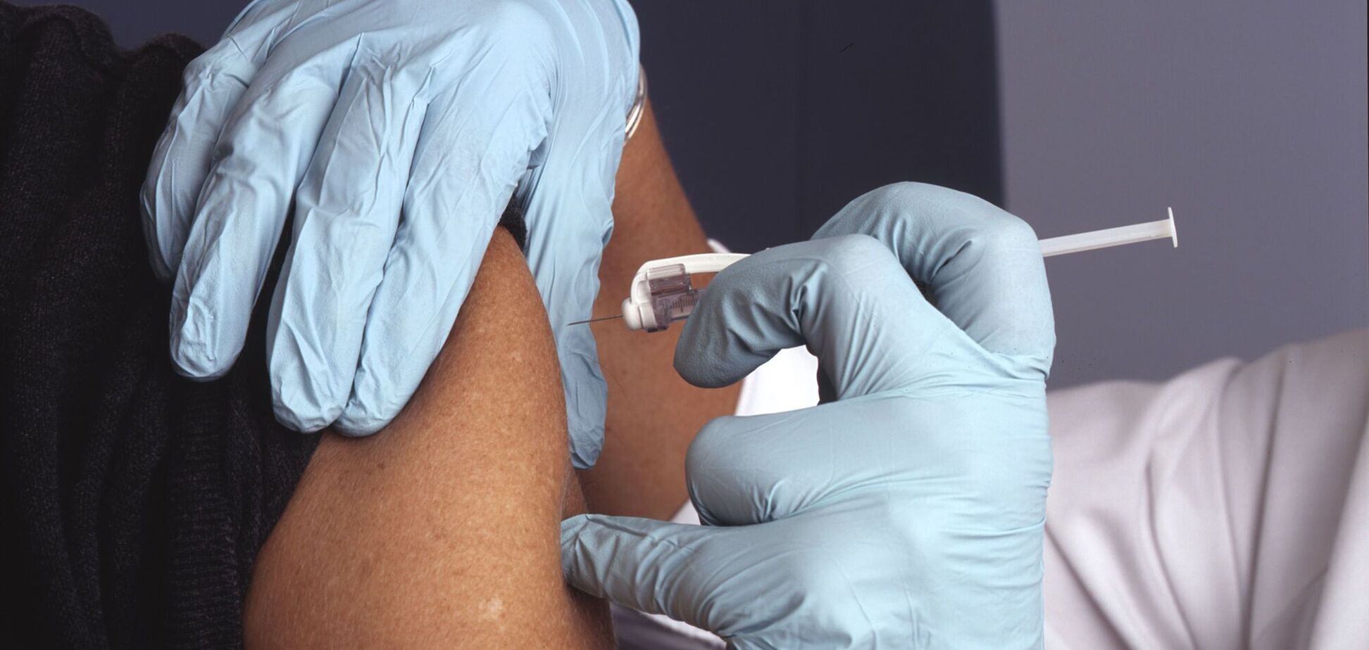 Як тяжке похмілля: учасники випробування вакцини проти COVID-19 розповіли про побічні ефекти