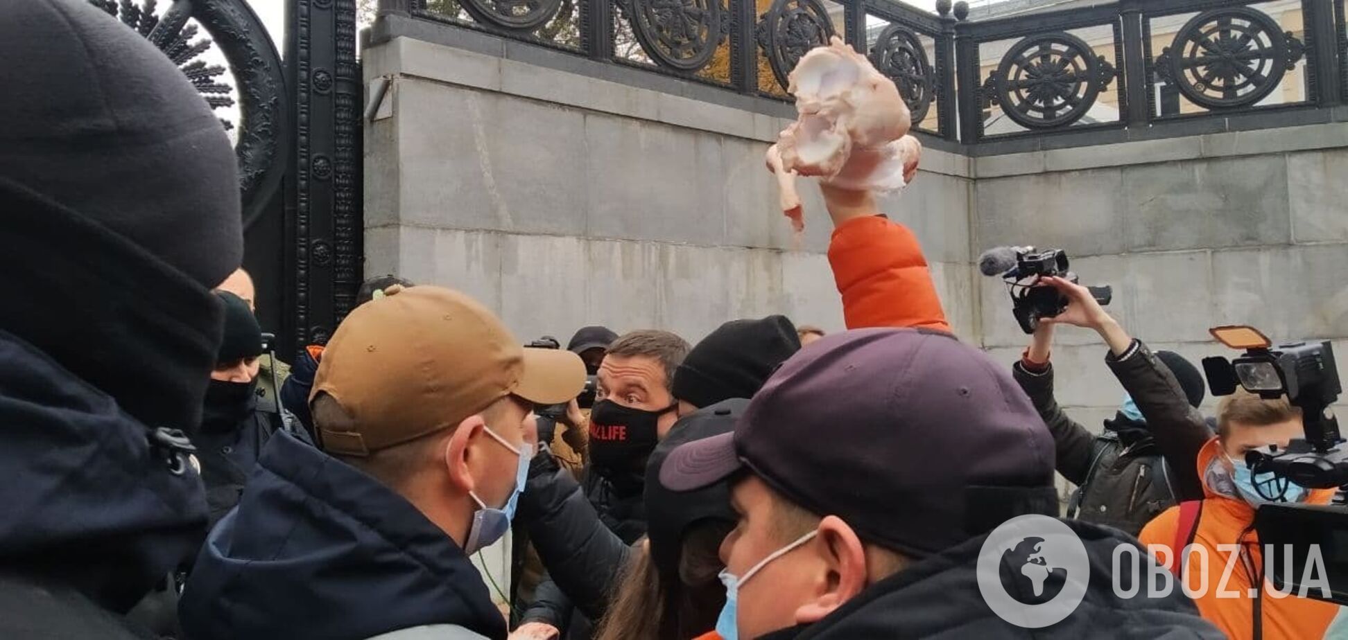 Медики принесли кости под Кабмин и устроили масштабную акцию