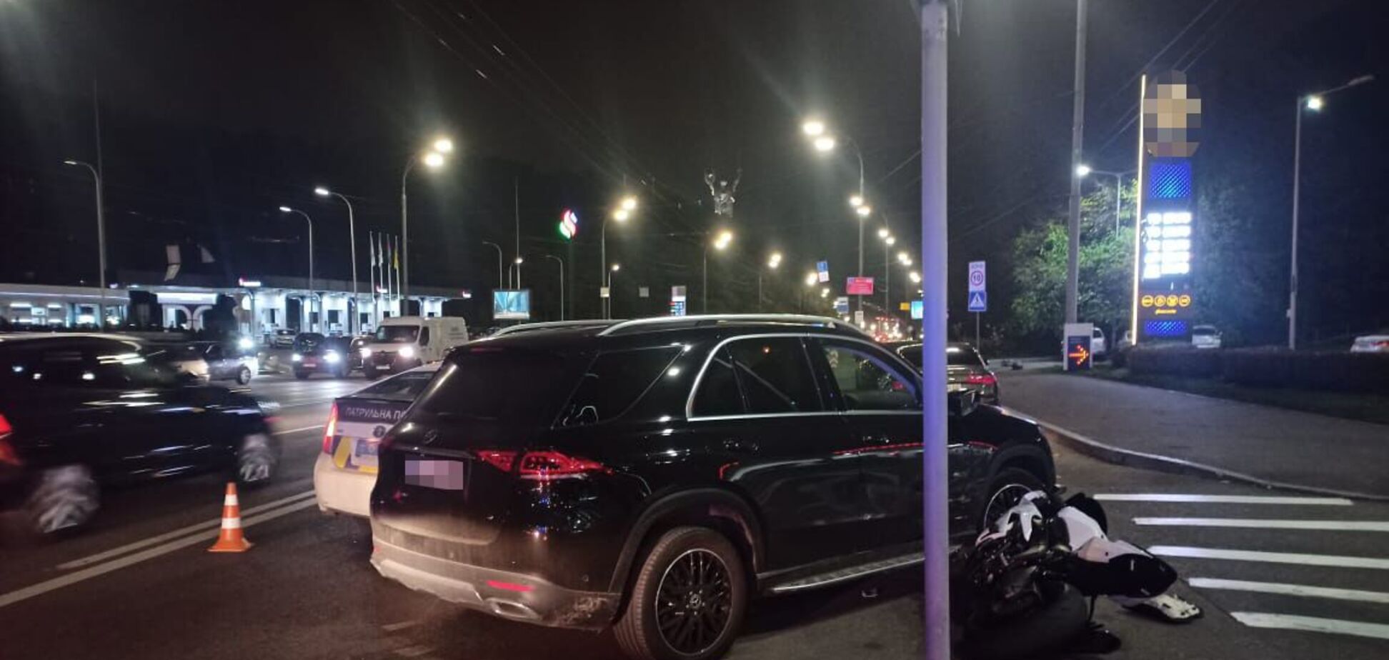 В Киеве судья за рулем Mercedes сбил подростка на мотоцикле