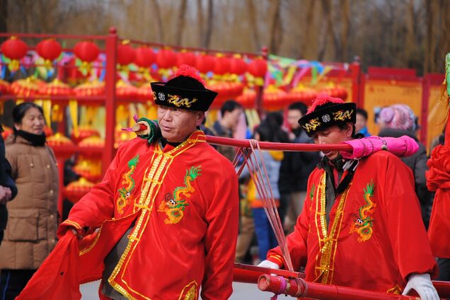 На Новий рік у Китаї прийнято наклеювати червоні парні написи дуйлянь перед входом в будинок, розвішувати червоні ліхтарі в кінці року і запускати феєрверки