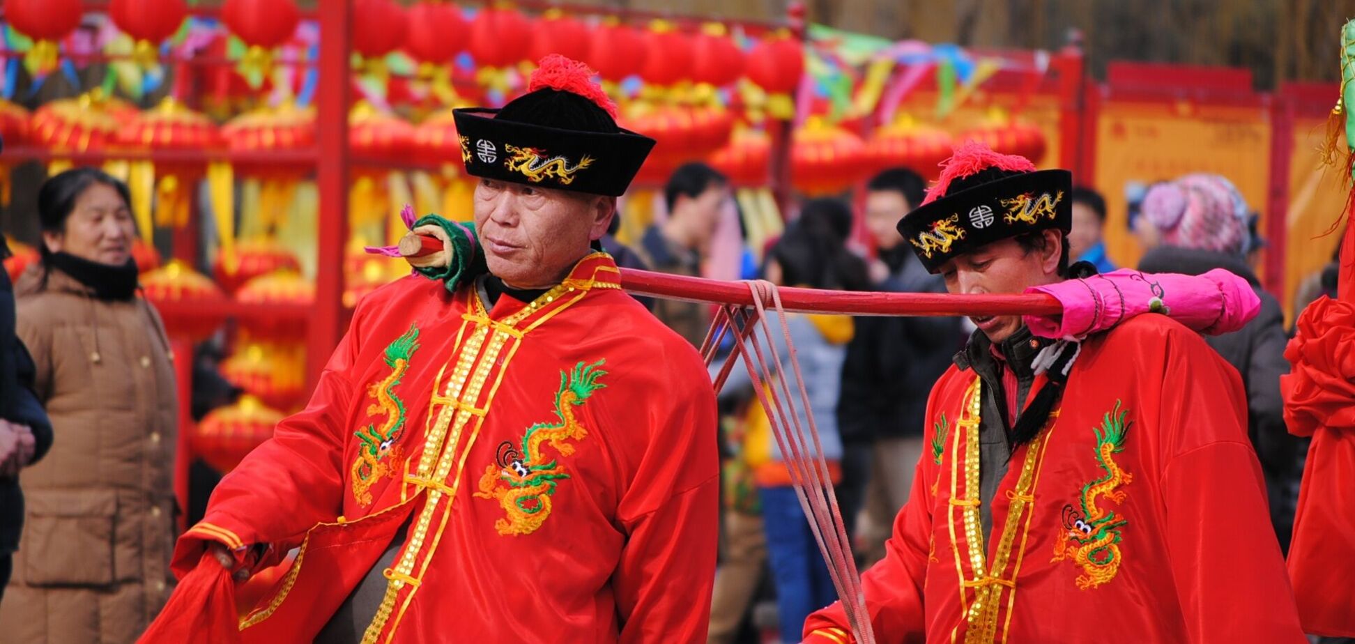 На Новий рік у Китаї прийнято наклеювати червоні парні написи дуйлянь перед входом в будинок, розвішувати червоні ліхтарі в кінці року і запускати феєрверки