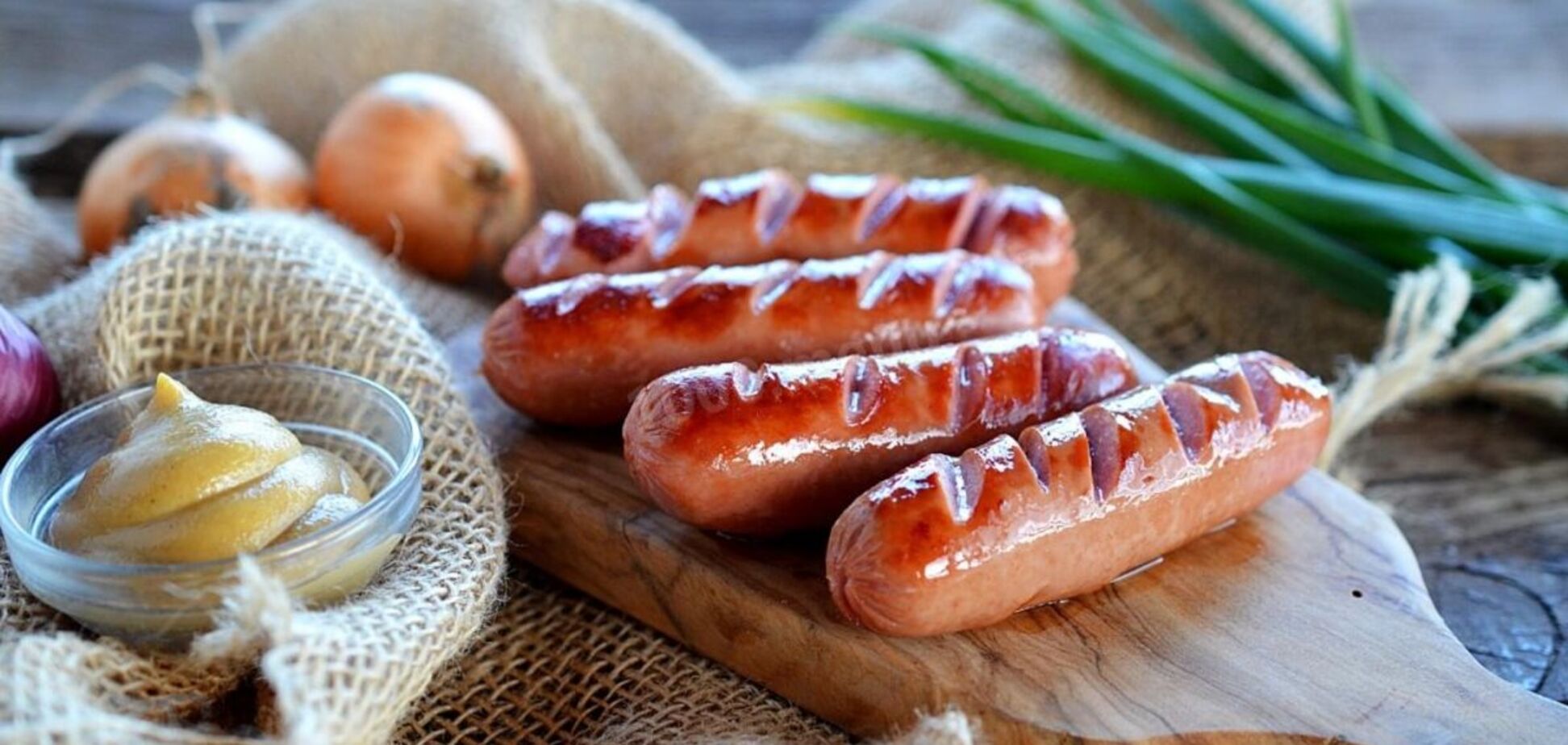 Один из украинских производителей сосисок и колбас полностью показал свое производство