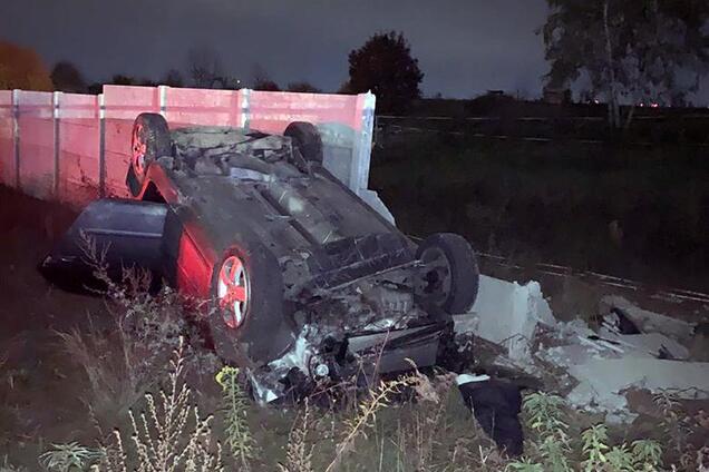 Volkswagen въехал в бетонную стену