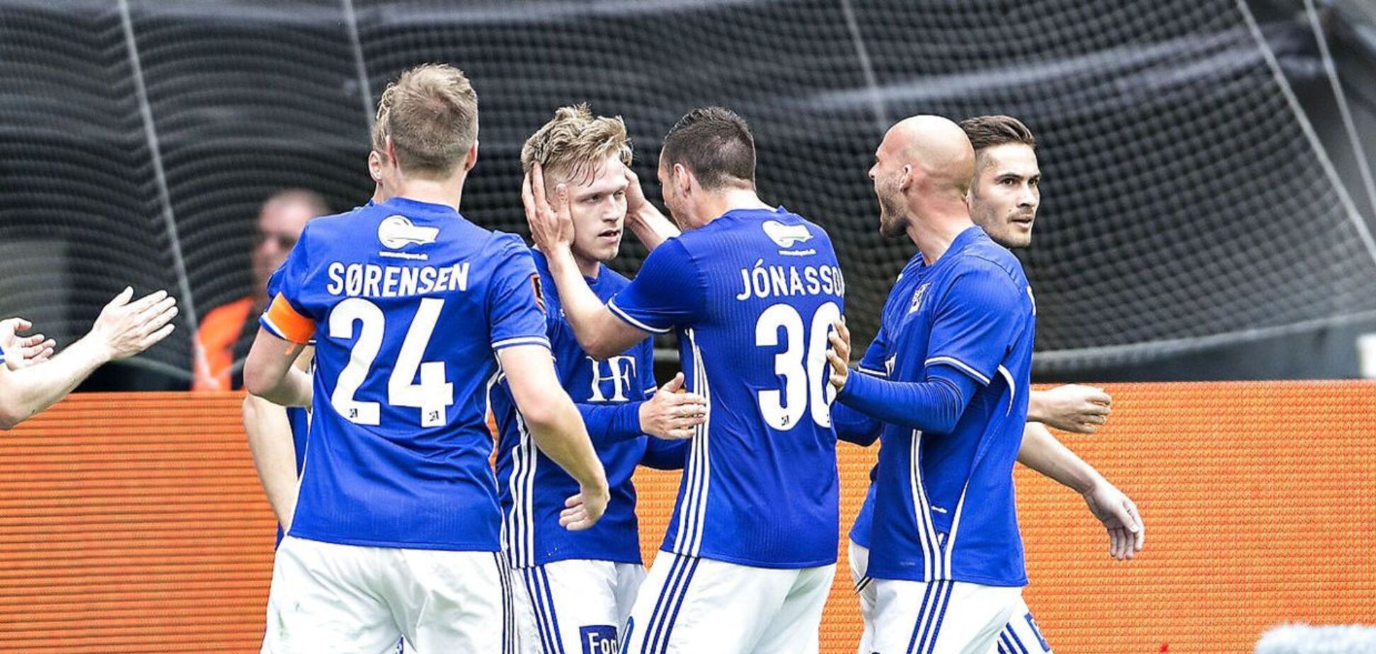 Футболисты 'Люнгбю' празднуют гол