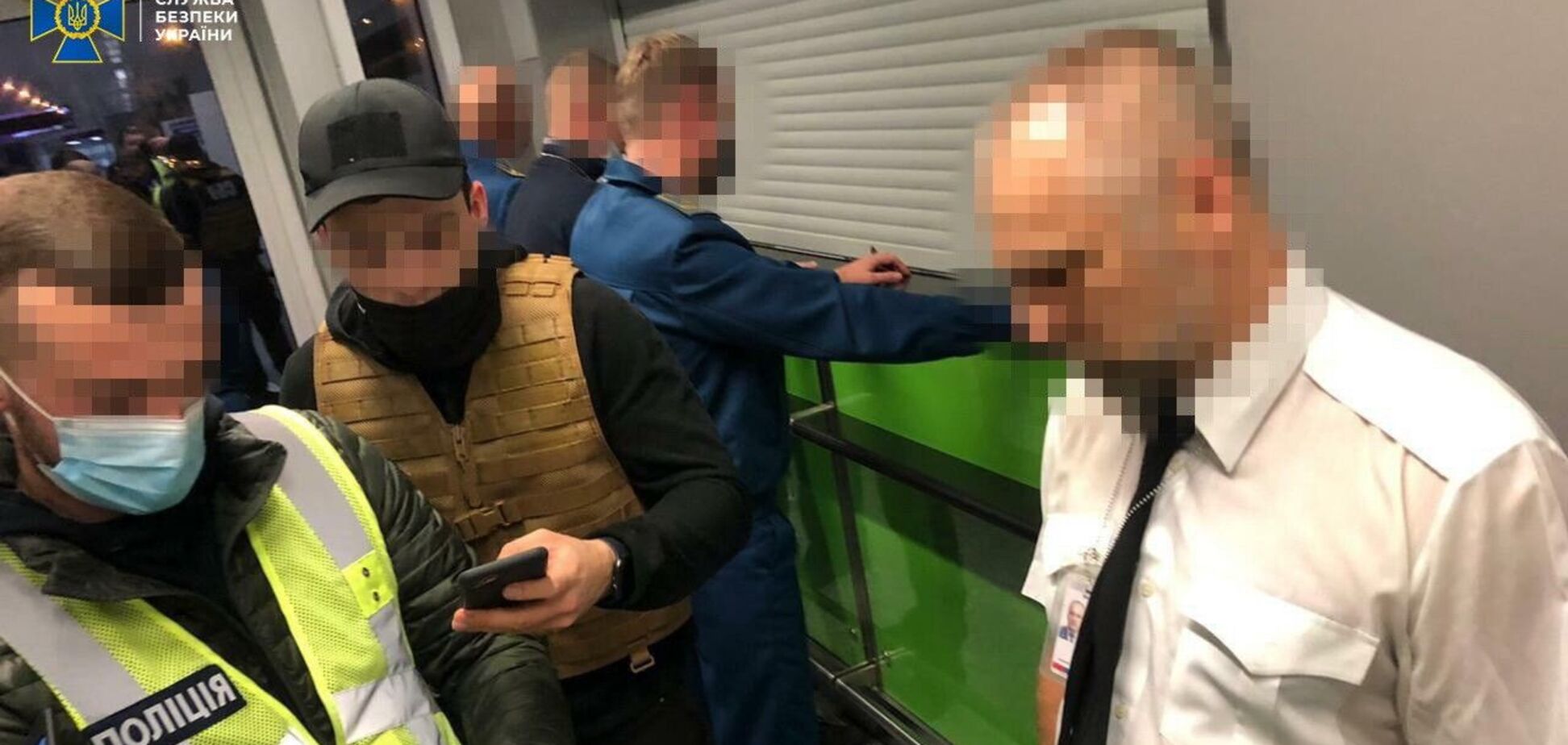 Таможенников задержали на рабочем месте при получении взятки