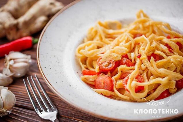 Домашние спагетти с чесночно-имбирным соусом