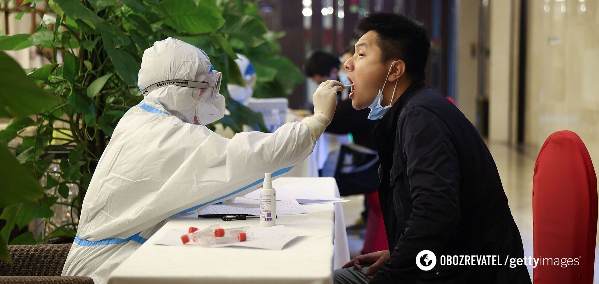 Китай масово тестує жителів на коронавірус в регіонах спалаху