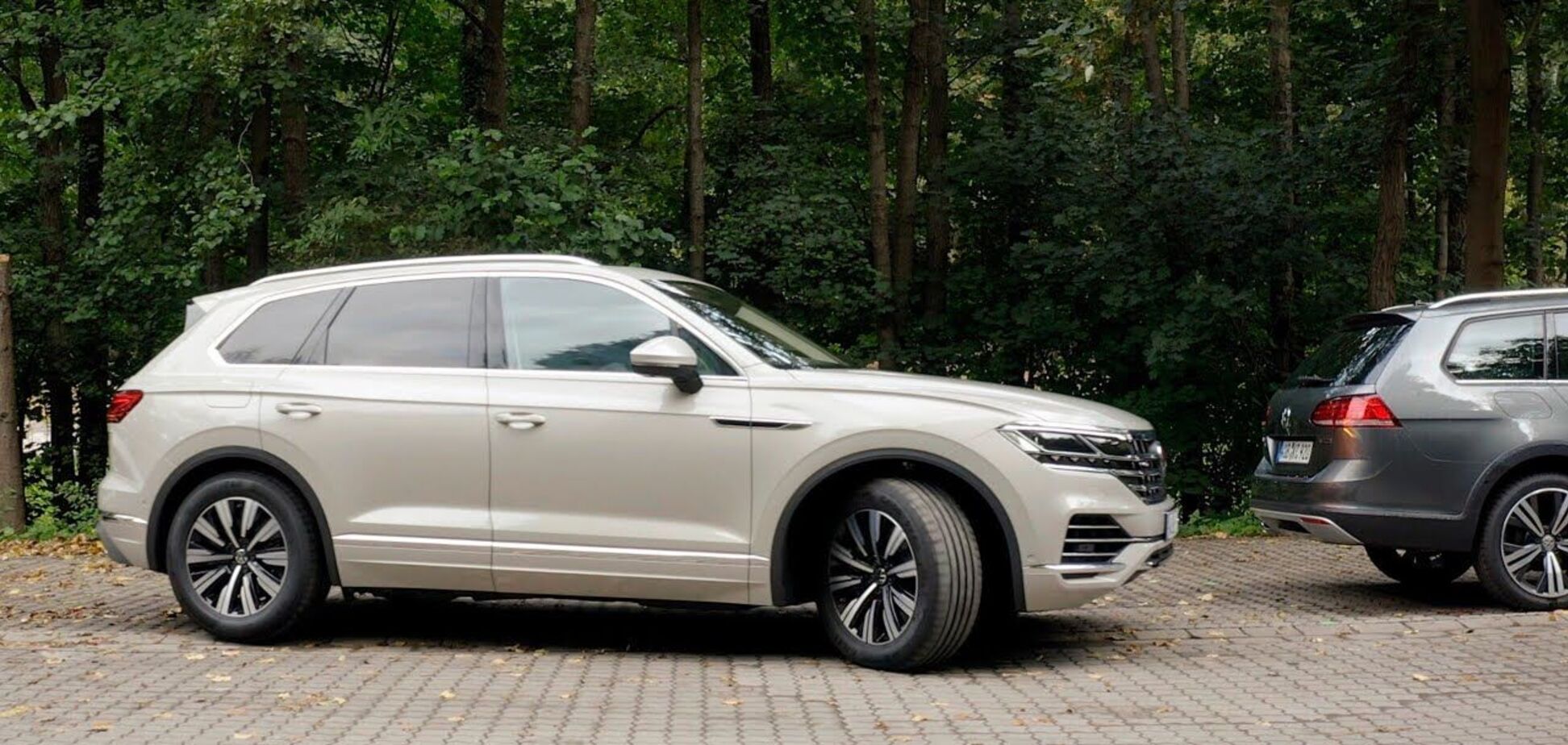 VW Touareg навчили самостійно паркуватися за допомогою смартфона