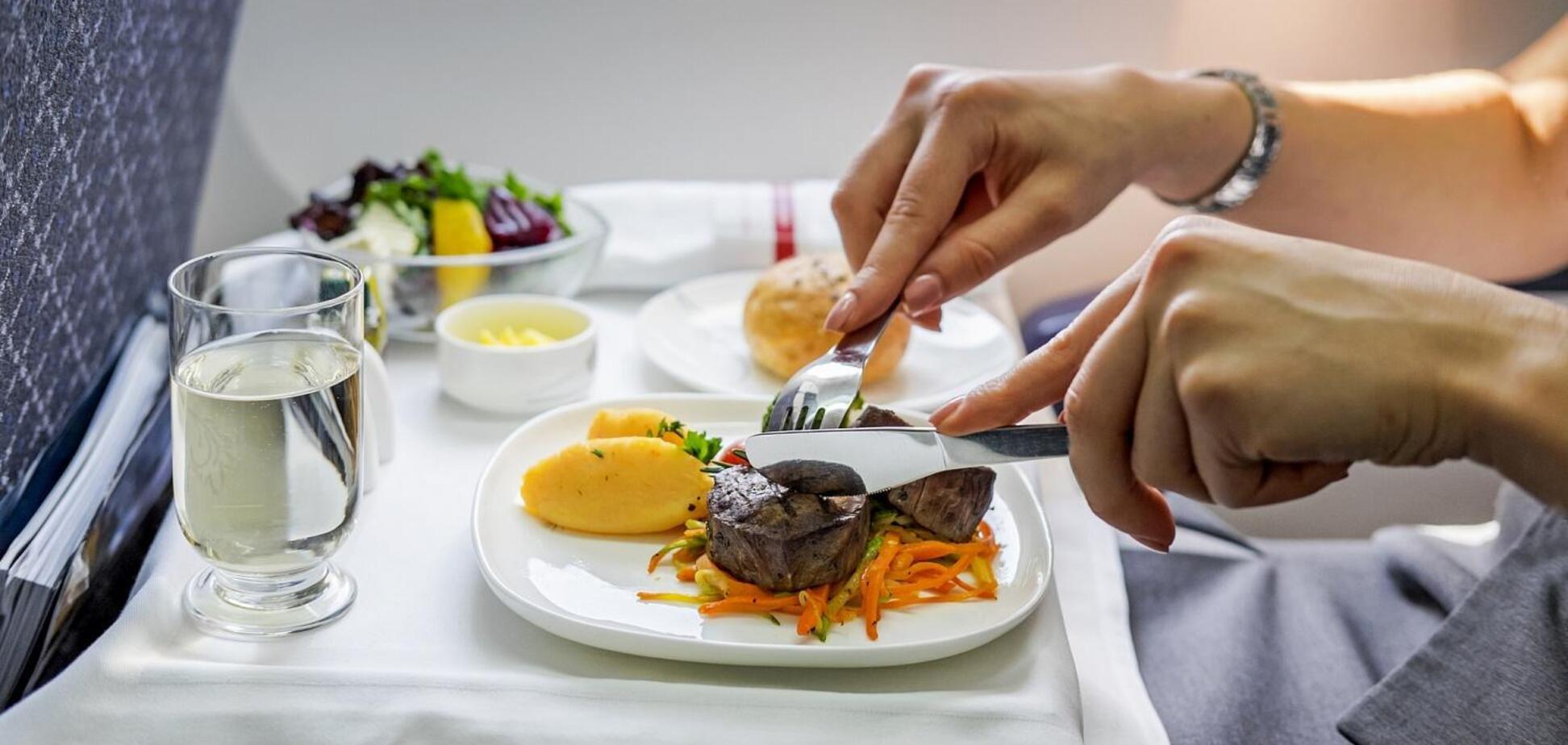 Учені назвали головну небезпеку їжі на борту літака