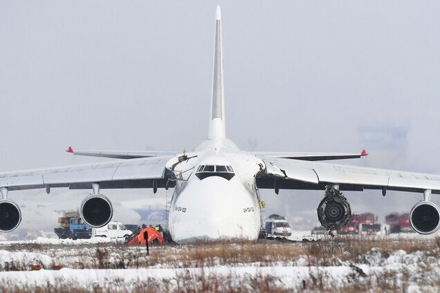 Самолет 'Руслан' получил повреждения при аварийной посадке в Новосибирске