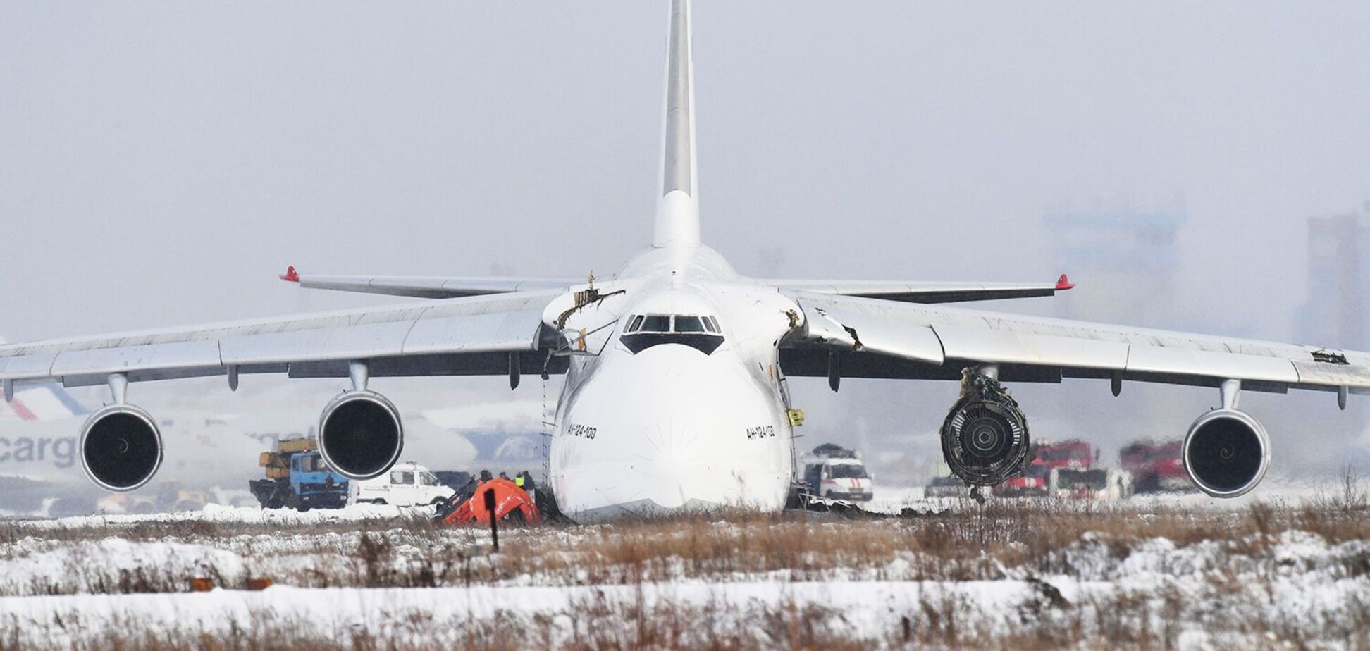 В Росії потерпів аварію український літак (ФОТО, ВІДЕО) 1 Самолет 'Руслан' получил повреждения при аварийной посадке в Новосибирске