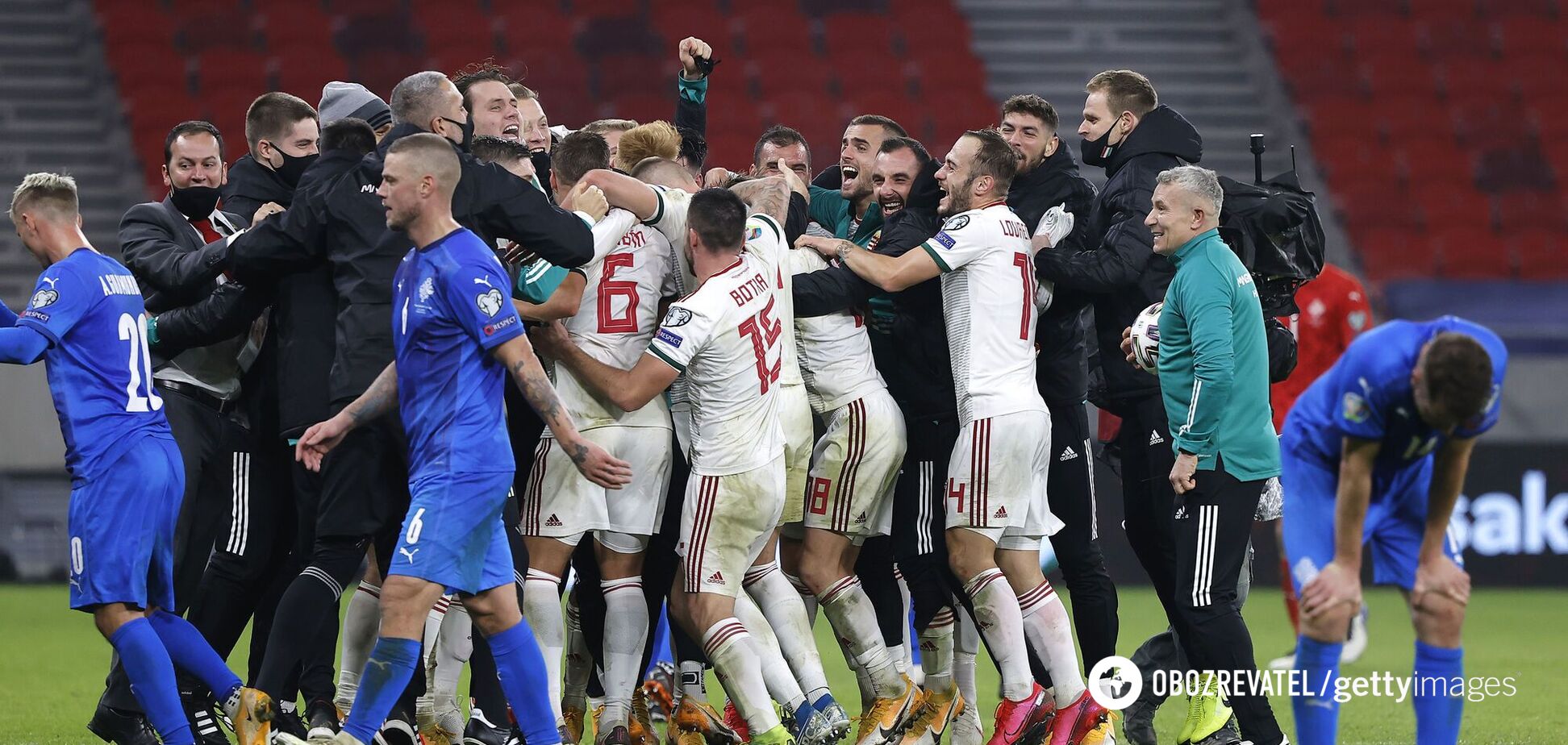 Футболисты сборной Венгрии празднуют выход на Евро-2020