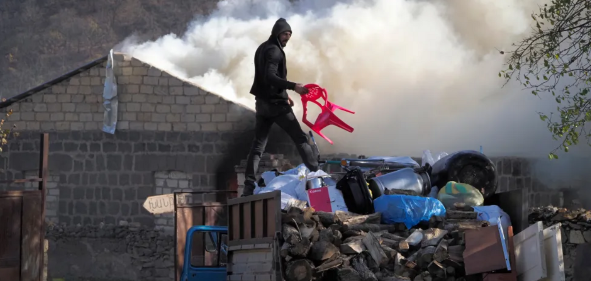 Житель Карабаха собирает вещи после поджога собственного дома 