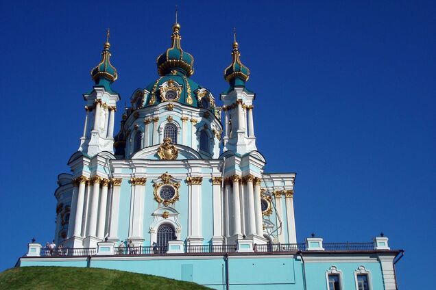 У стен Андреевской церкви прошли съемки видео с обнаженными девушками