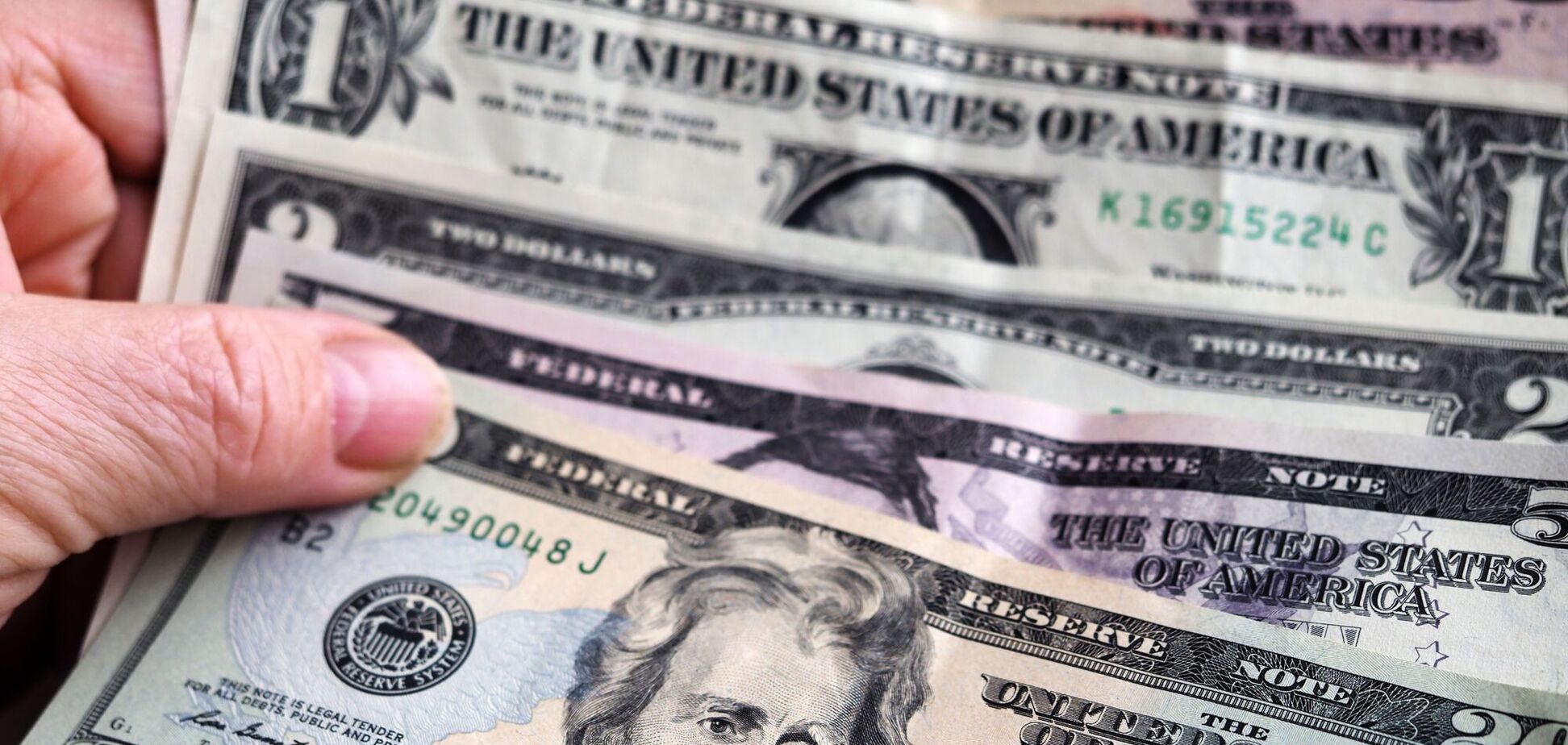 Доллар побил месячный рекорд по стоимости: новый курс валют в Украине