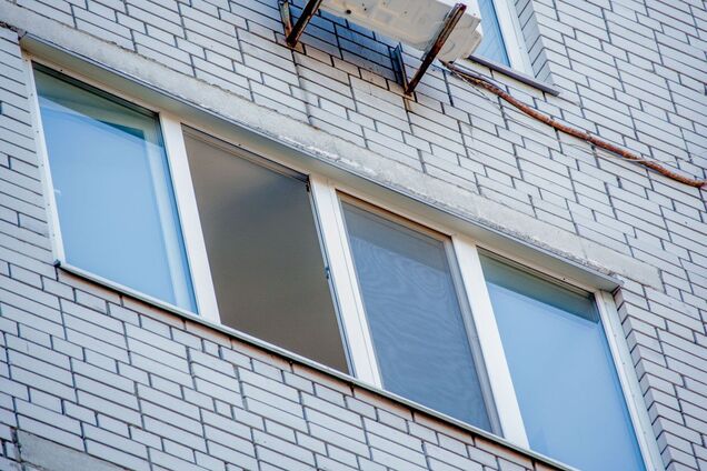 В Киеве с 10-го этажа выбросился мужчина