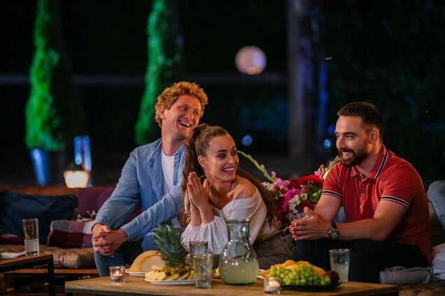 Ксенія Мішина з учасниками проекту 'Холостячка'