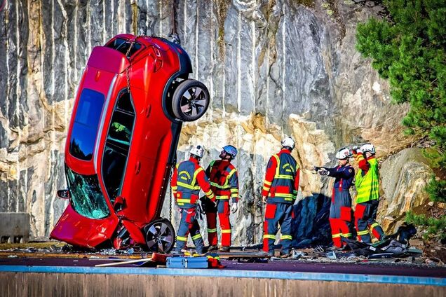 Десяток нових автомобілів Volvo скинули з висоти 9-поверхового будинку