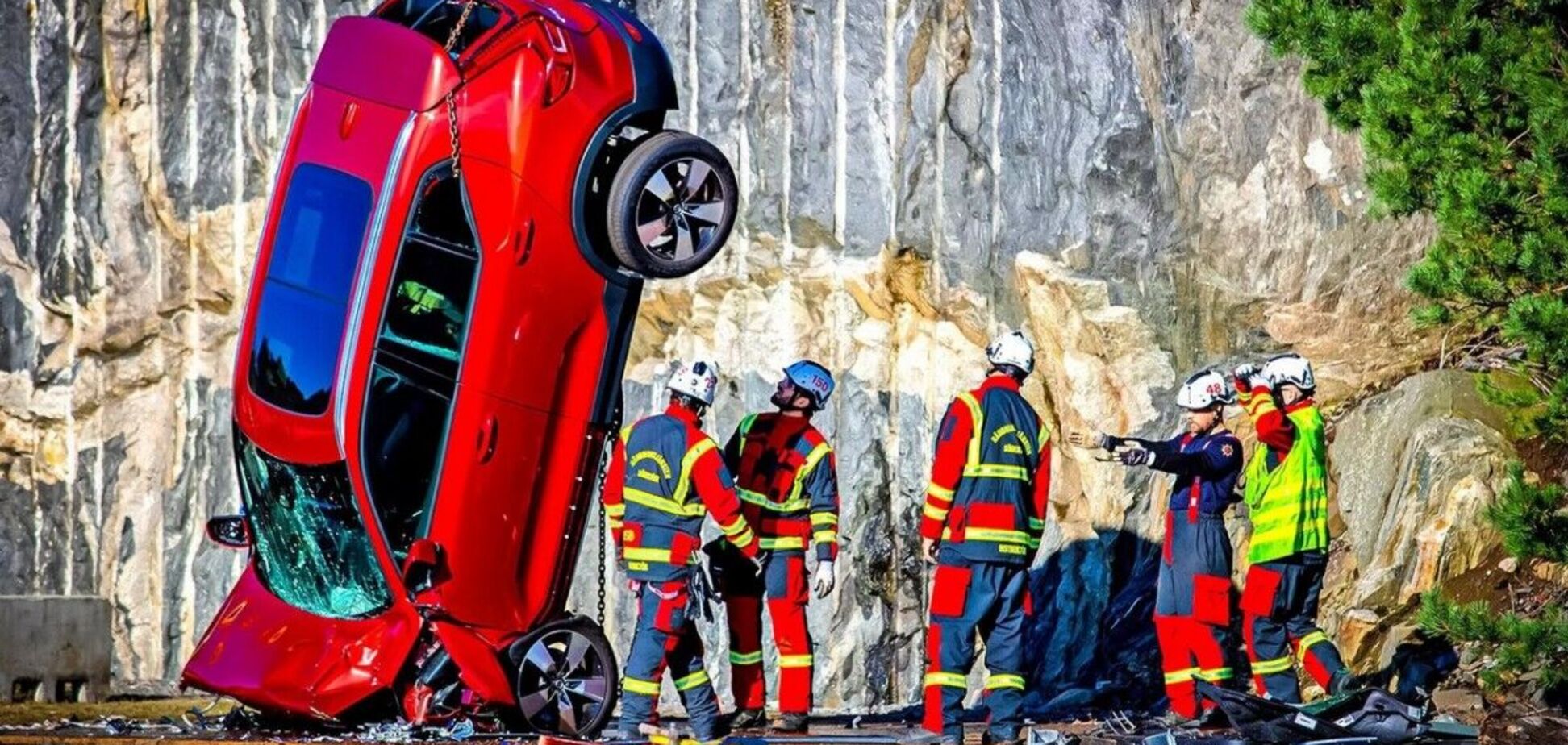 Десяток новых автомобилей Volvo сбросили с высоты 9-этажного дома