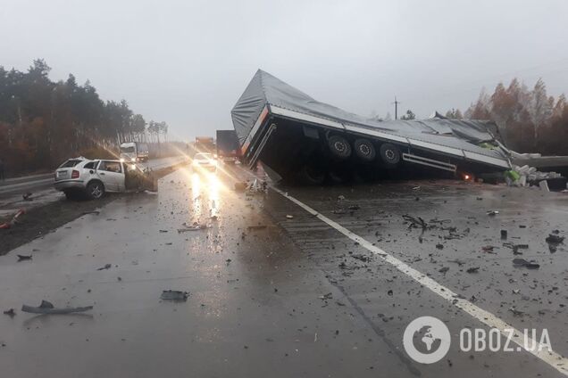 На трассе Киев-Чоп авто влетело в фуру: трое погибших