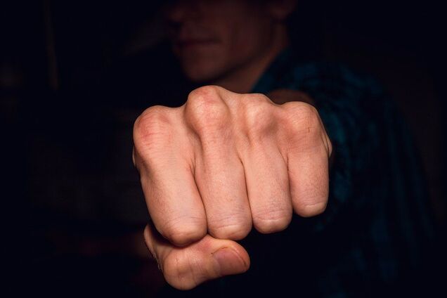 В Киеве восемь человек избили и ограбили студента: сняли даже куртку