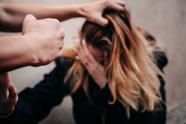 У Києві грабіжник серед білого дня напав на жінку з дитиною і бив по голові