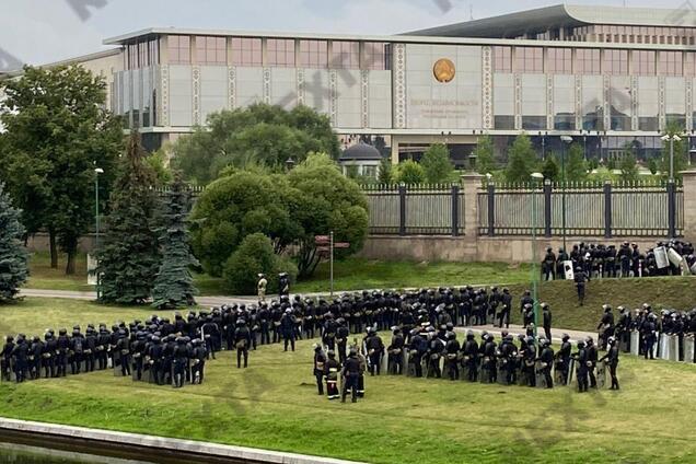 Белорусские силовики жестко подавляют протесты несогласных с победой Лукашенко