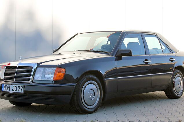 Коллекционный Mercedes W124 выставили на продажу по цене нового 'Логана'