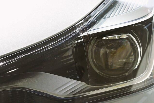 В продаже появилась первая в мире пленка для обогрева фар автомобиля