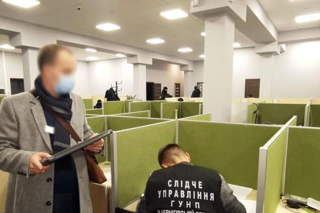 Розкрили колекторів, які шантажували боржників порнографією