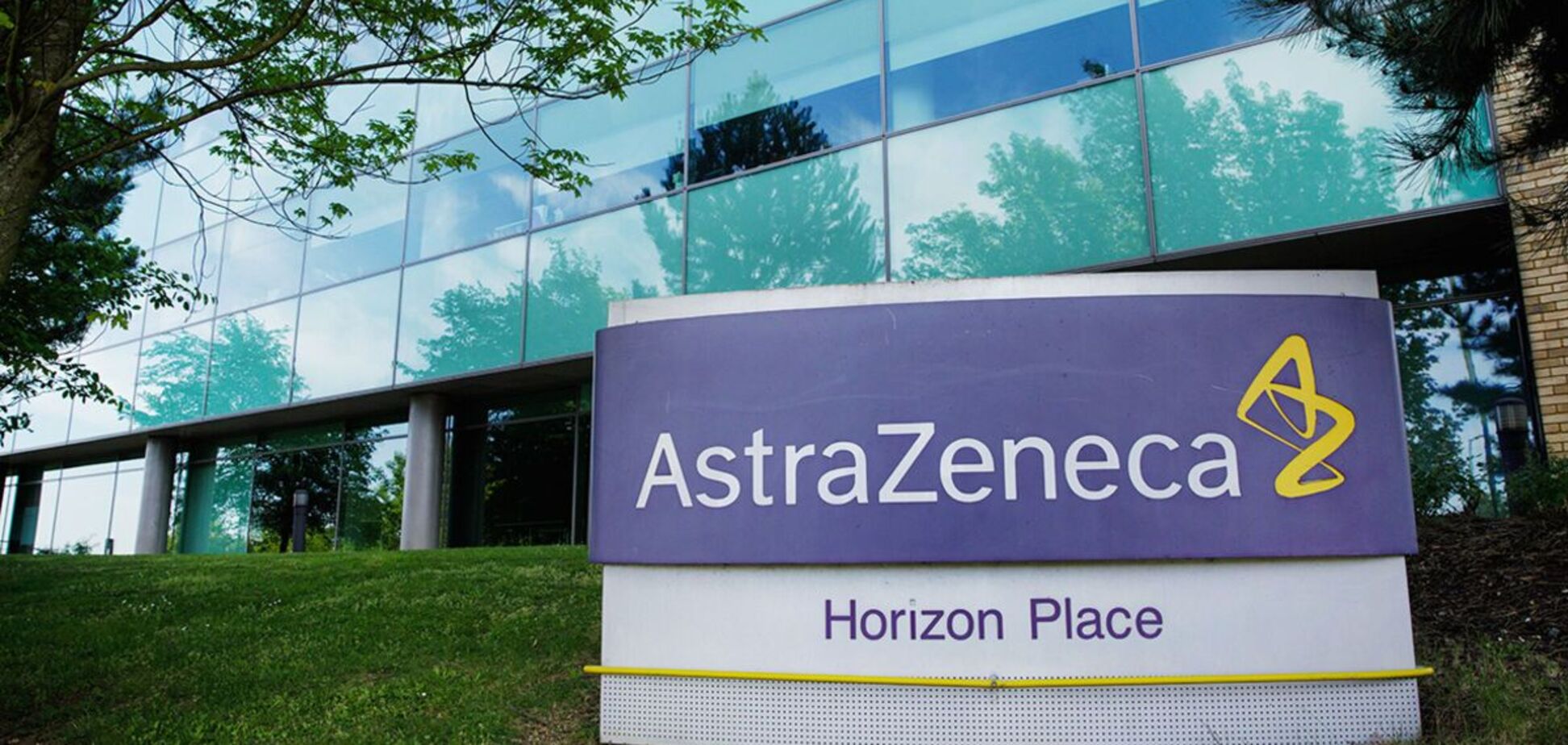 AstraZeneca начала ускоренную проверку вакцины против COVID-19