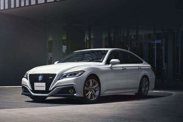Toyota обновила классический седан Crown