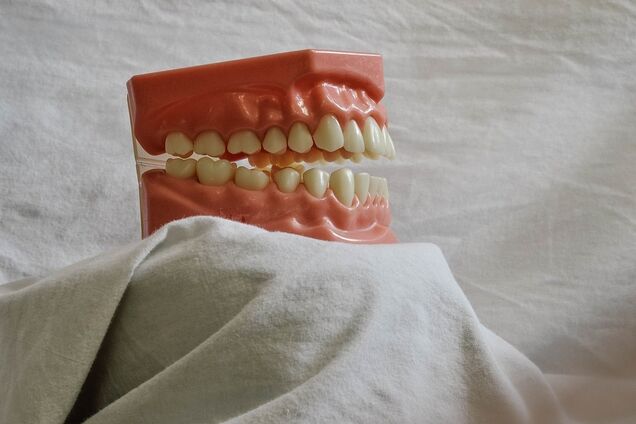 Ученые допустили порчу зубов из-за коронавируса