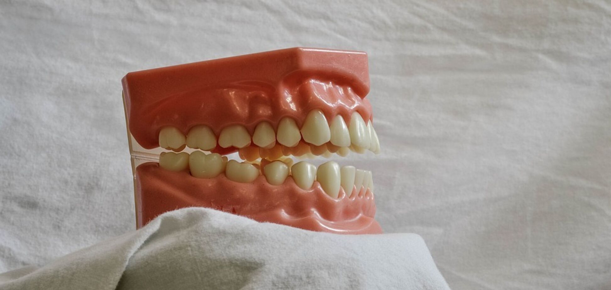 Учені допустили псування зубів через коронавірус