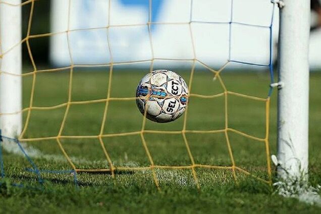 Мяч залетает в сетку ворот