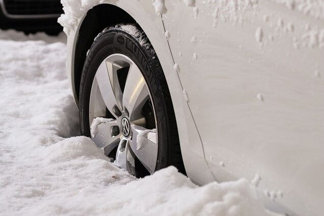 В сети показали, как вытащить авто из грязи или снега с помощью подручных средств