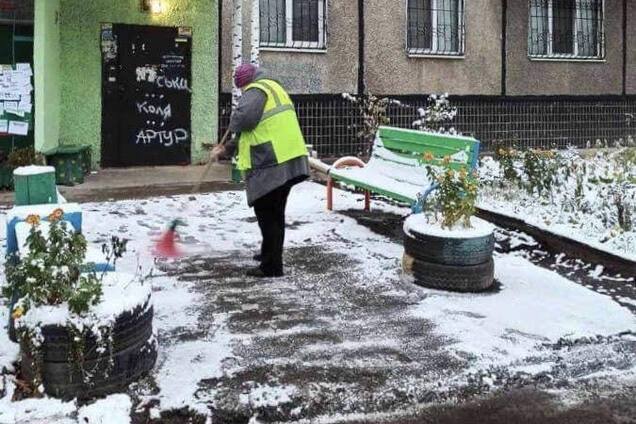 Комунальники розчищають дороги Дніпра від снігу