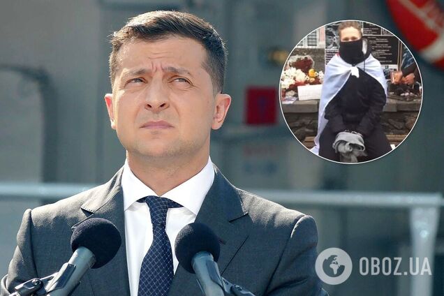 Беларус 7 годин простояв на колінах перед посольством в Києві і попросив Зеленського про допомогу