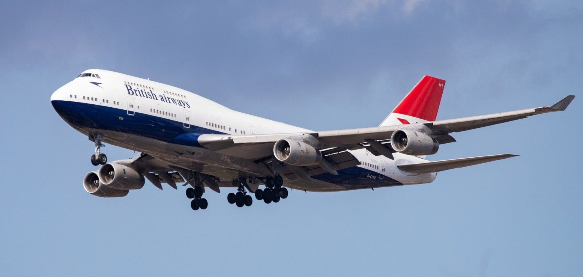 Пасажирський літак загорівся прямо в аеропорту і потрапив на відео