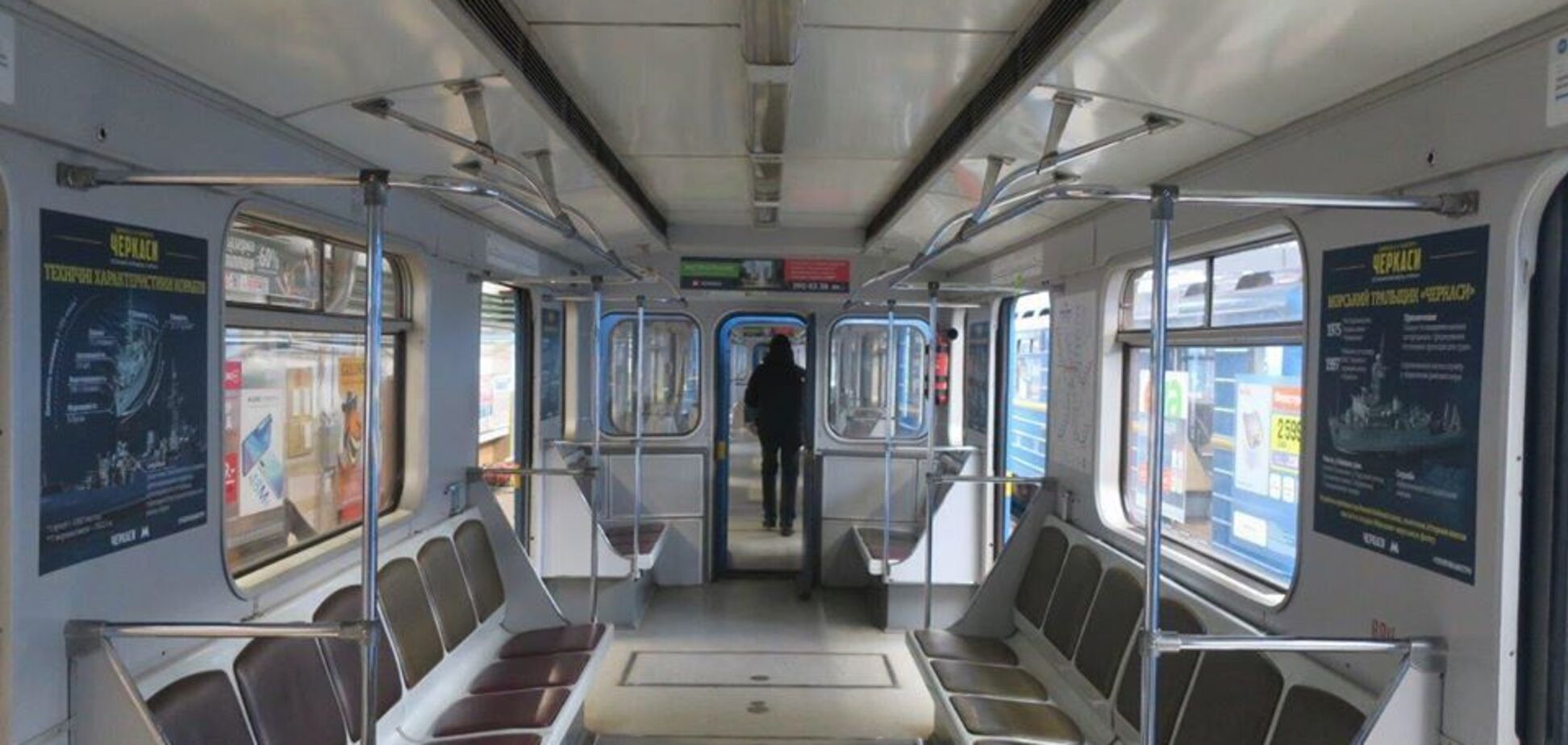 У метро Києва встановили турнікети з людський зріст. Фото