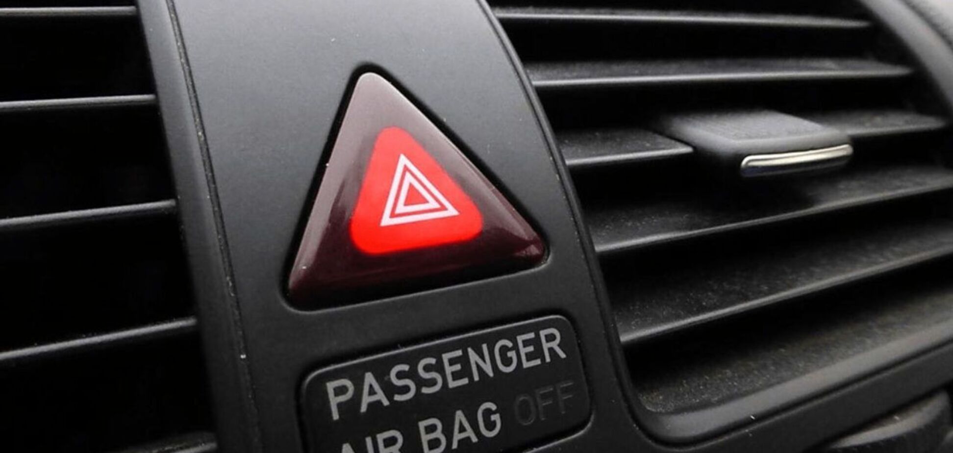 В каких случаях включается 'аварийка' согласно ПДД: названы 8 случаев