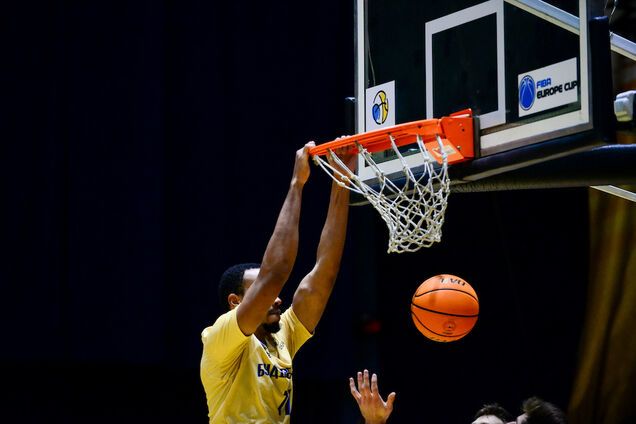 Данк Брайса Джонсона из 'Будивельника'