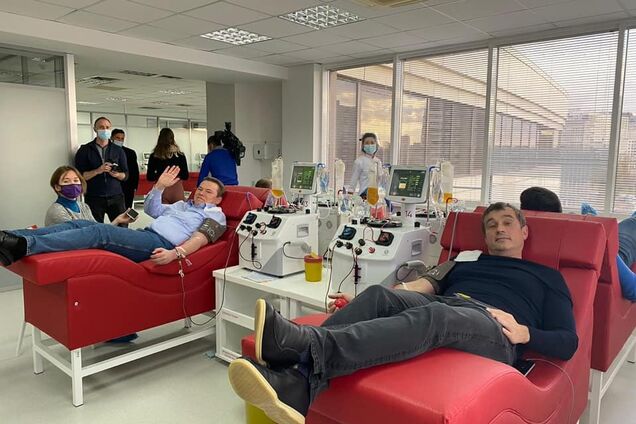 Боротьба з ускладненнями від COVID-19 починається в плазмацентрах
