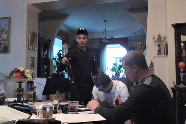 Обнародовано видео, на котором детективы НАБУ проводят обыск, на котором понятыми привлекли сотрудников полиции