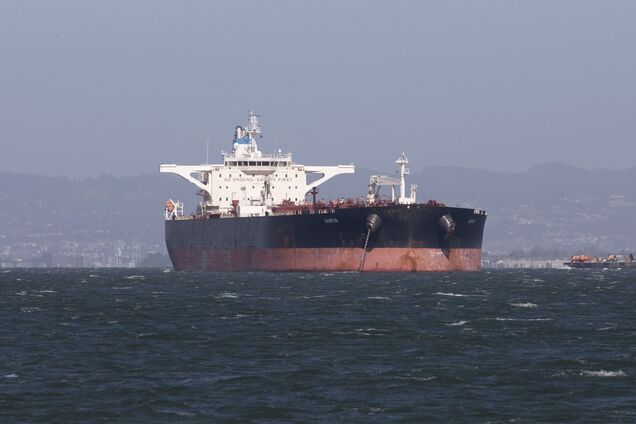 Нафтовий танкер підірвався на міні