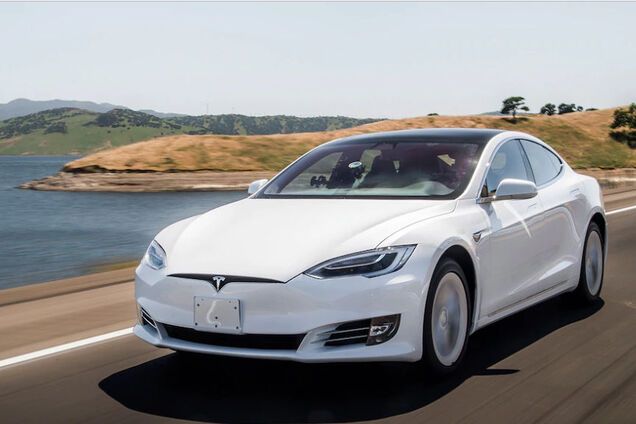 У Tesla на ходу відклеївся та відлетів дах: інцидент потрапив на відео