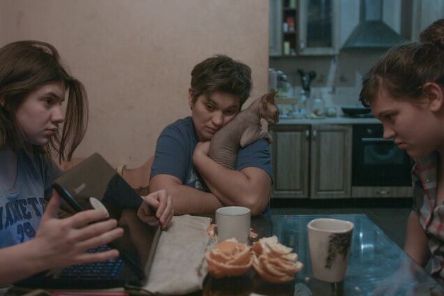 Кадр з фільму 'Земля блакитна, ніби апельсин'