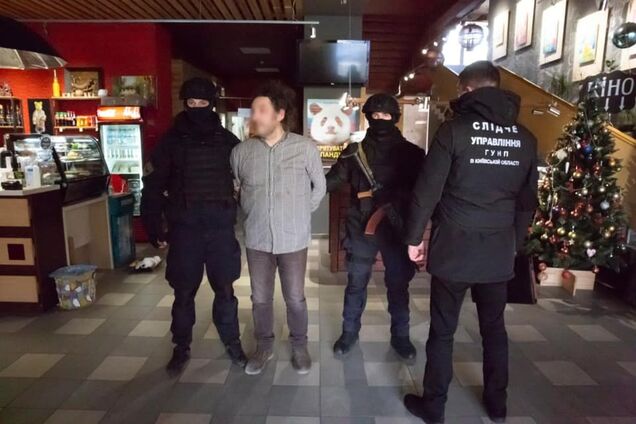 Появилось видео задержания украинского фотографа, подозреваемого в развращении малолетних